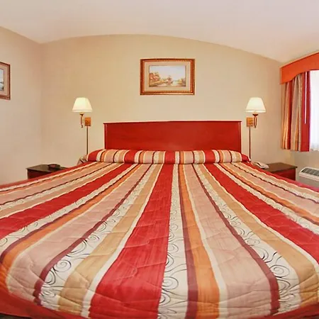 Rodeway Inn Macarthur Airport-2