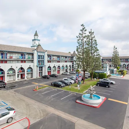 Castle Inn And Suites Anaheim-3