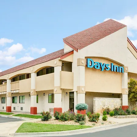 Days Inn By Wyndham Overland Park-2