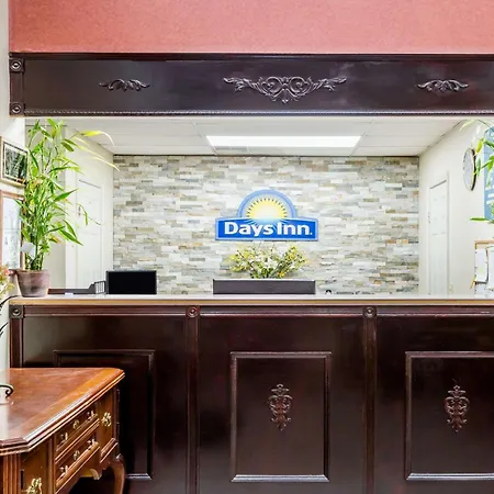 Days Inn By Wyndham Hendersonville-2