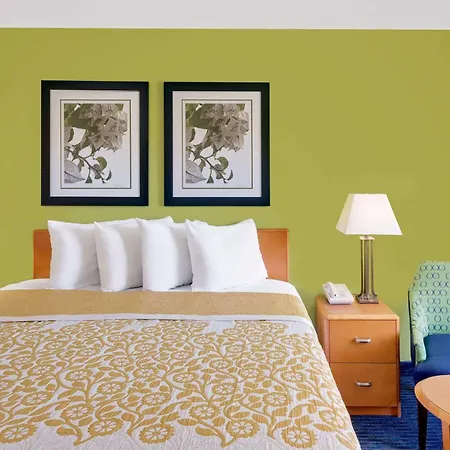 Days Inn By Wyndham Easton-3