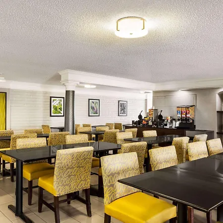 La Quinta Inn By Wyndham San Antonio I-35 N At Toepperwein-2