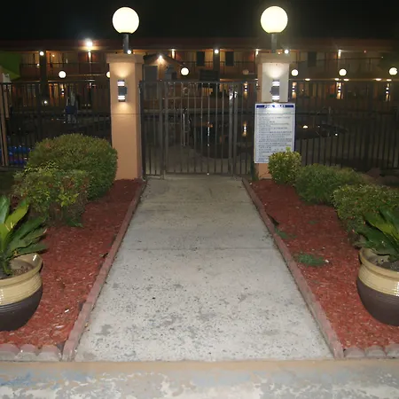 Days Inn By Wyndham Durham/Near Duke University-3