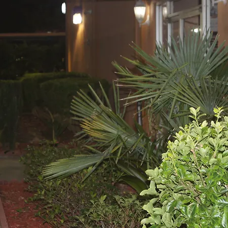 Days Inn By Wyndham Durham/Near Duke University-2
