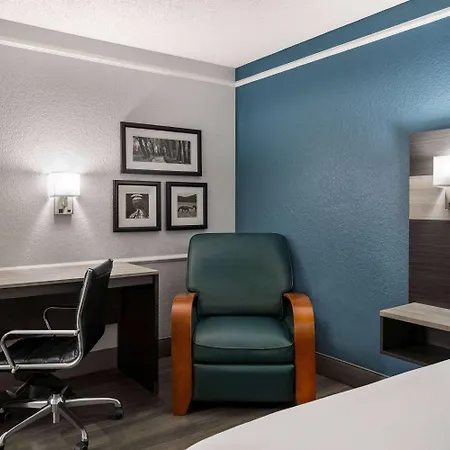 La Quinta Inn By Wyndham Victoria-2