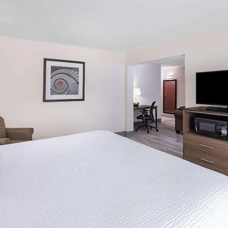Ramada By Wyndham Hendersonville-3