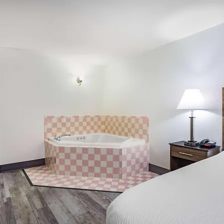 Ramada By Wyndham Hendersonville-2