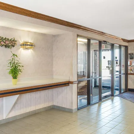 Days Inn By Wyndham Pontoon Beach-2