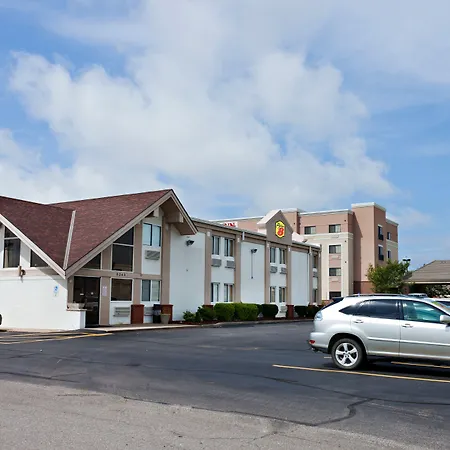 Super 8 By Wyndham Wichita Airport West Kellogg-2