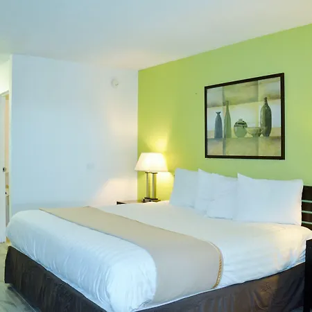 Travelodge By Wyndham Lincoln Northeast-2
