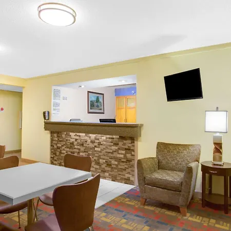 Super 8 By Wyndham Lewisburg-3