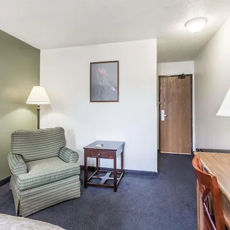 Super 8 By Wyndham Hampton-3
