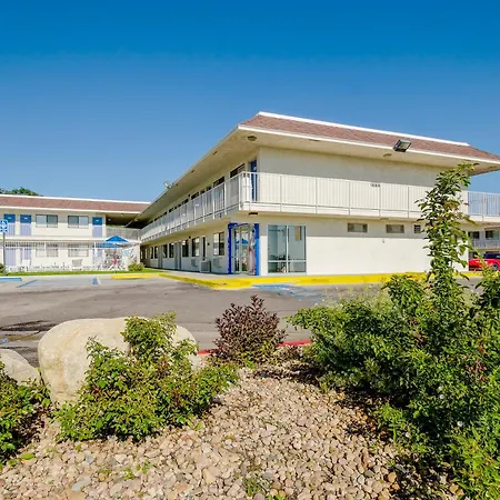 Motel 6 Thornton-3