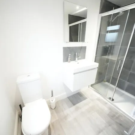Private Bathroom Rooms- Near Heathrow - Near Shops-3