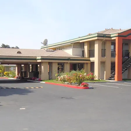 Super 8 By Wyndham Salinas-3