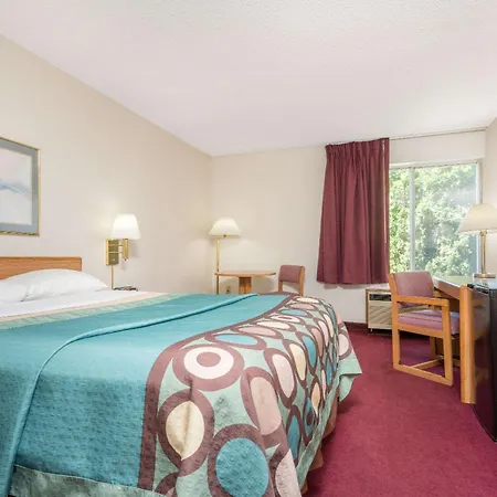 Super 8 By Wyndham Menomonie Wi-2
