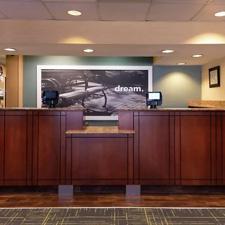Hampton Inn Greensboro Airport-3