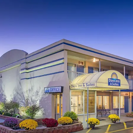 Days Inn & Suites By Wyndham Dayton North-3