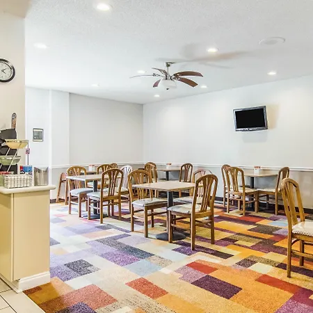 Econo Lodge Darien-3