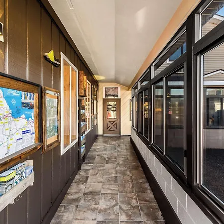 Americas Best Value Inn Marquette-3