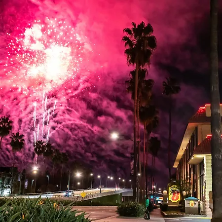 Super 8 By Wyndham Anaheim/Disneyland Drive-2
