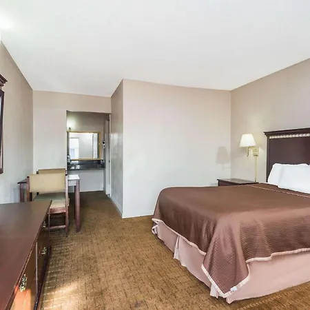 Howard Johnson By Wyndham Springfield-3