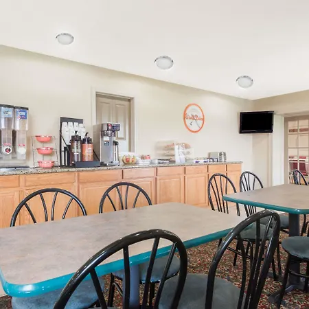 Howard Johnson By Wyndham Springfield-2