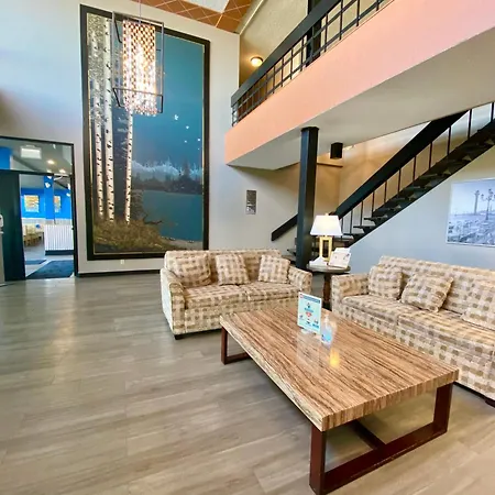 Ramada By Wyndham Whitecourt-3