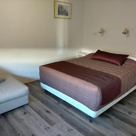 Country Motor Inn-3