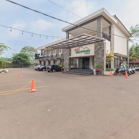 RedDoorz Premium @ Griya Inkoppabri Cisarua Puncak-2