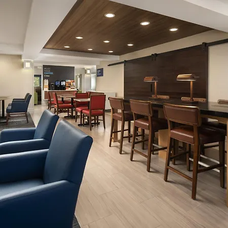 Holiday Inn Express Hotel & Suites Belmont By Ihg-3