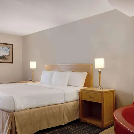 Days Inn By Wyndham Niagara Falls Near The Falls-2