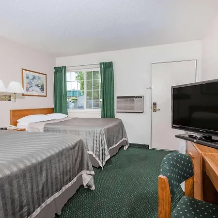 Travelodge By Wyndham Grants Pass-3