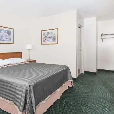 Travelodge By Wyndham Grants Pass-2