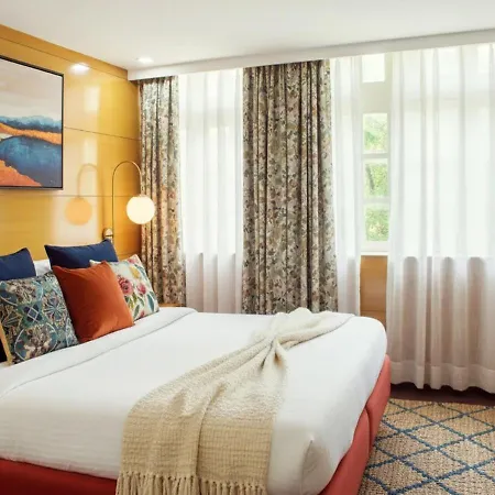 Hotels Daffodils Connaught Place-3