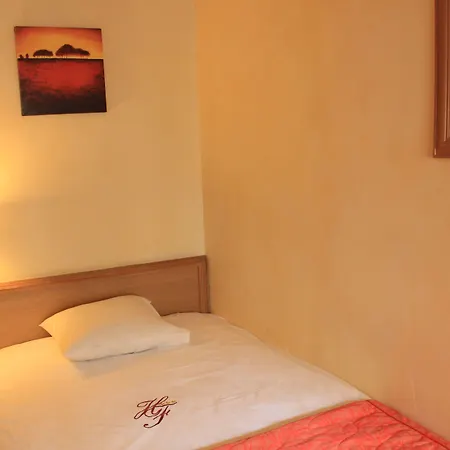 Hotel Foch-2