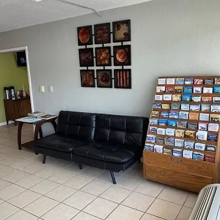 Amerivu Inn & Suites - Gilbertsville-3