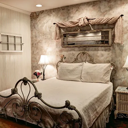 Olde Square Inn Bed And Breakfast-3