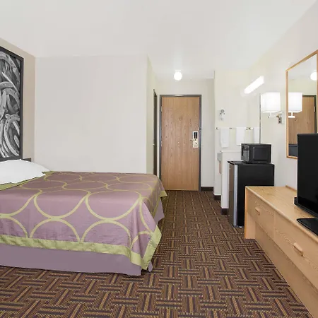 Super 8 By Wyndham Bloomfield-2