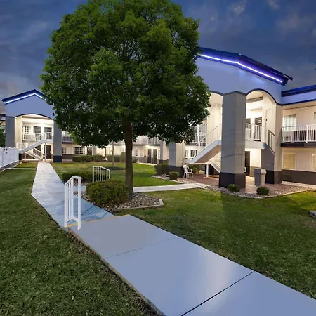 Days Inn By Wyndham Austintown-2