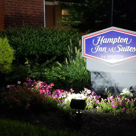 Hampton Inn & Suites Newtown-2