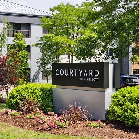 Courtyard Burlington Williston-3