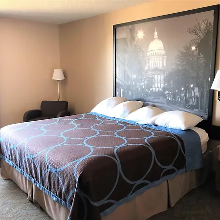 Super 8 By Wyndham Dodgeville-3