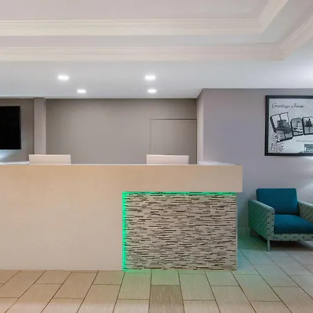 Super 8 By Wyndham Ottawa-3