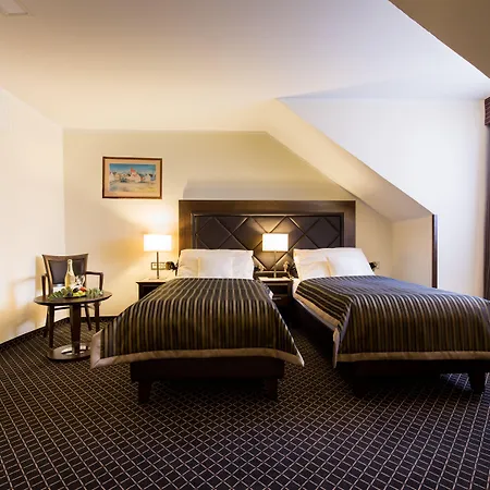 Hotel Selsky Dvur - Bohemian Village Courtyard-2