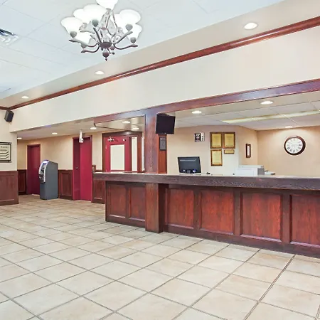 Ramada By Wyndham Red Deer Hotel & Suites-2