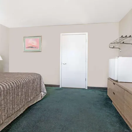 Travelodge By Wyndham La Grande-3