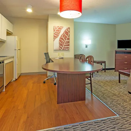 Mainstay Suites Detroit Farmington Hills-2