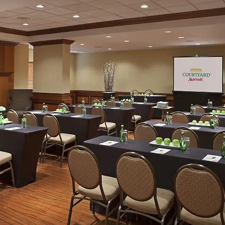 Courtyard By Marriott Toronto Airport-3