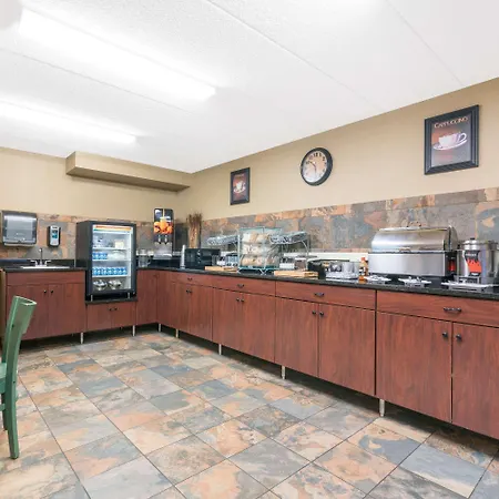Days Inn & Suites By Wyndham Baxter Brainerd Area-3